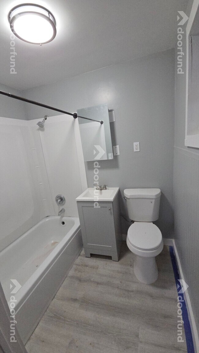 Building Photo - 418 River St