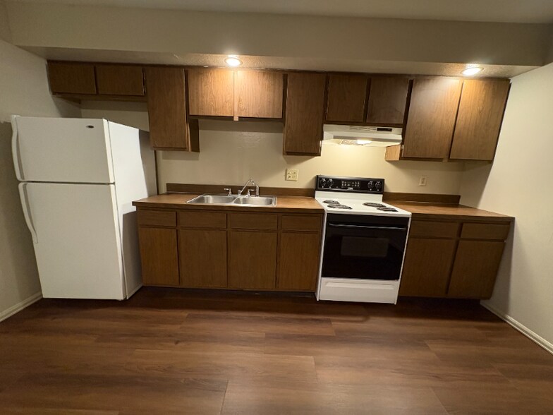 Building Photo - 1128 Amherst Dr