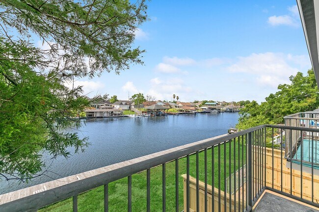 Building Photo - 4766 Pontchartrain Dr