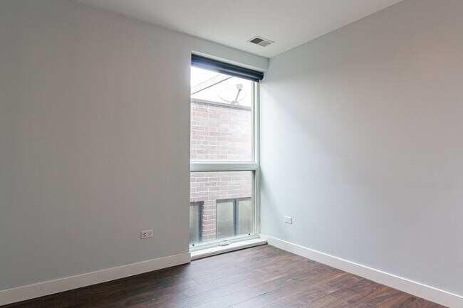Building Photo - 3307 N Sheffield Ave