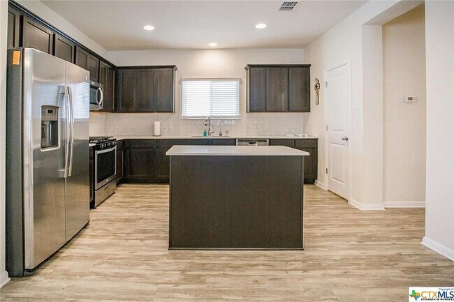 Building Photo - 242 Mossycup Dr