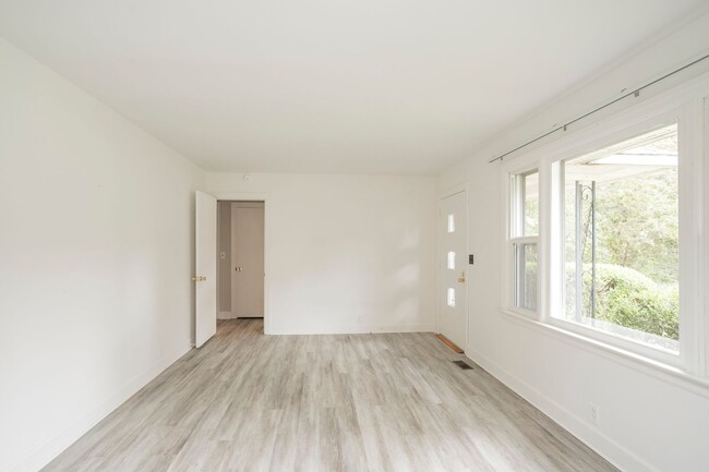 Building Photo - 208 Hillcrest Dr