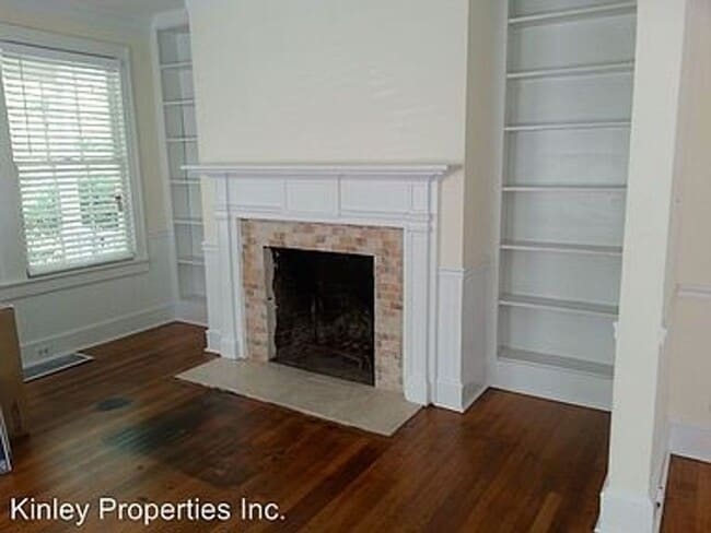 Building Photo - 2 Bedroom 1 Bathroom Duplex