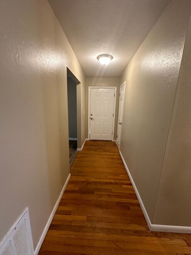 Building Photo - 3 Bedroom 2 Bath home located just off Oca...