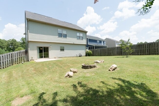 Building Photo - 3 Bedroom 2.5 Bath With Large Backyard
