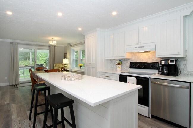 Building Photo - 2 Sanford St