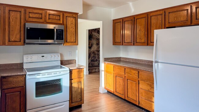 Building Photo - Move-In Ready 3-Bedroom with Pool / Lawn and Pool Service Included!