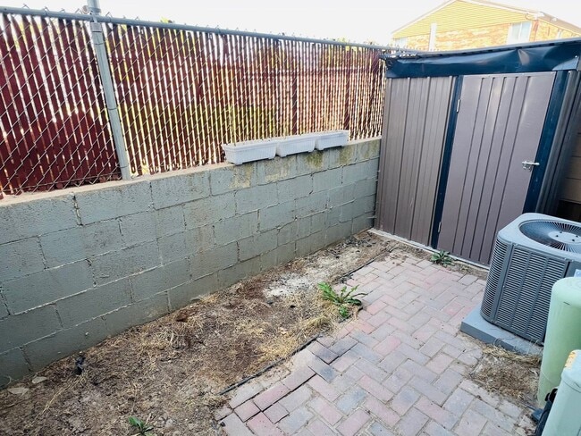 Building Photo - Beautiful townhome with air conditioner and carport