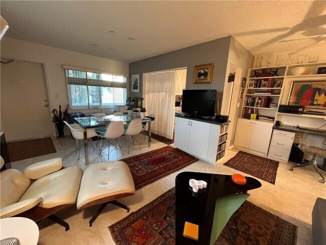 Building Photo - 2110 NE 39th St