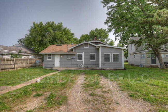 Building Photo - 208 E Park St