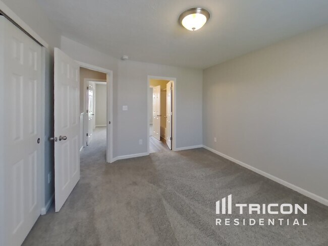 Building Photo - 1618 Huntzinger Blvd