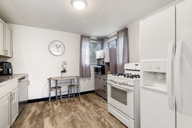 Kitchen - 402 College Park Dr