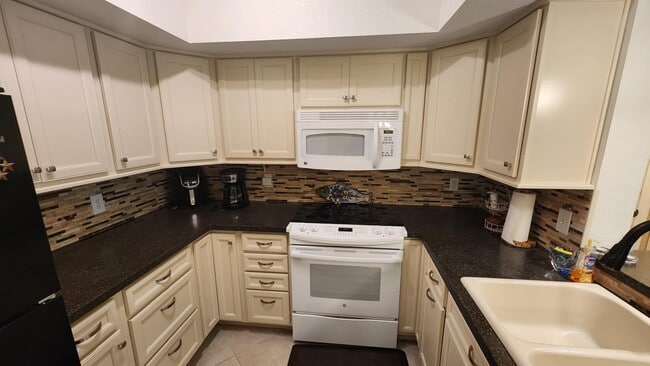 Building Photo - 4152 Central Sarasota Pkwy