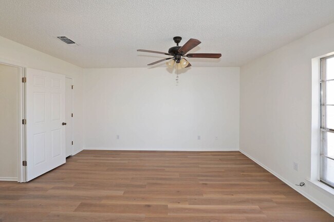 Building Photo - 3 bedroom rental in Ridgecrest!