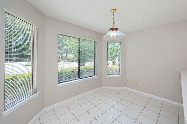 Building Photo - 1219 Oakmont Dr