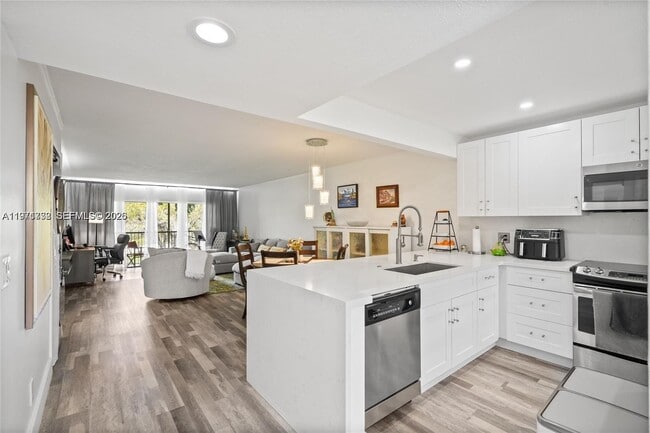 Building Photo - 380 Racquet Club Rd