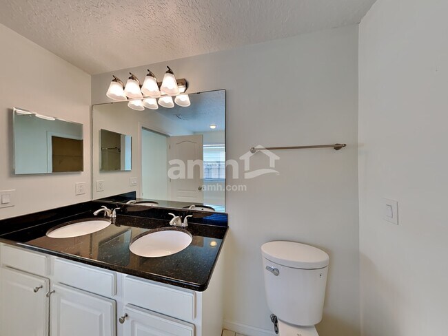 Building Photo - 985 Hyannis Port Dr