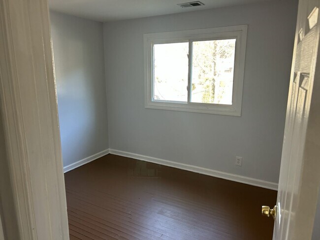 Building Photo - 3 Bed, 1 Bath Home