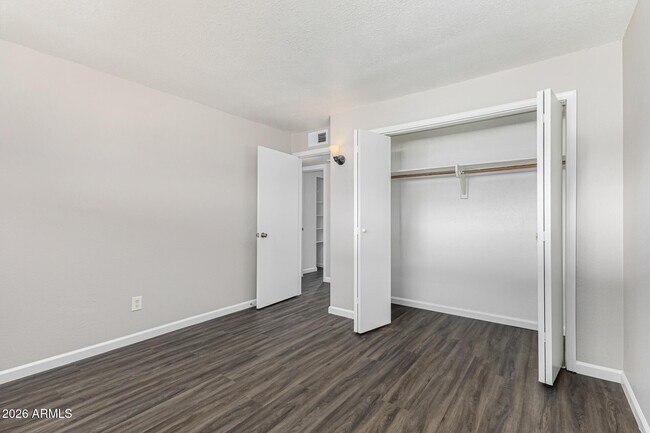 Building Photo - 803 N Park Ave