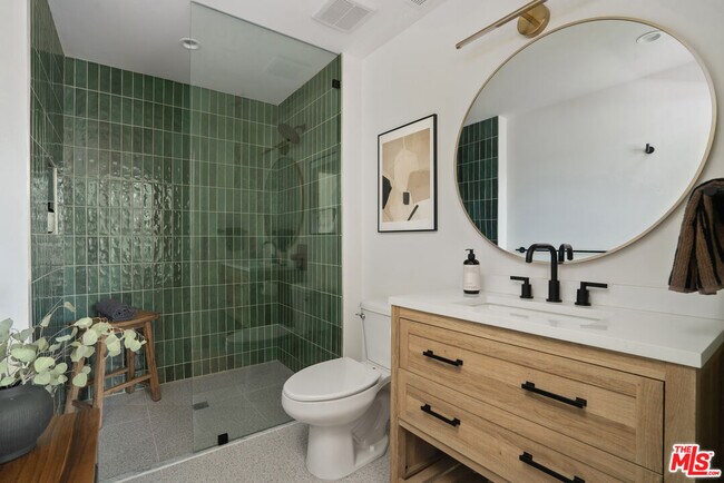 Building Photo - 611 N Virgil Ave