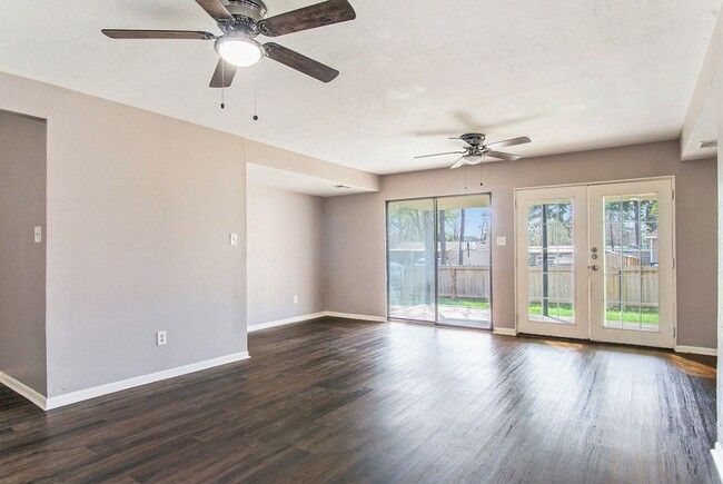 Building Photo - 3 Bedroom, 2 bath that sits on a triple lo...