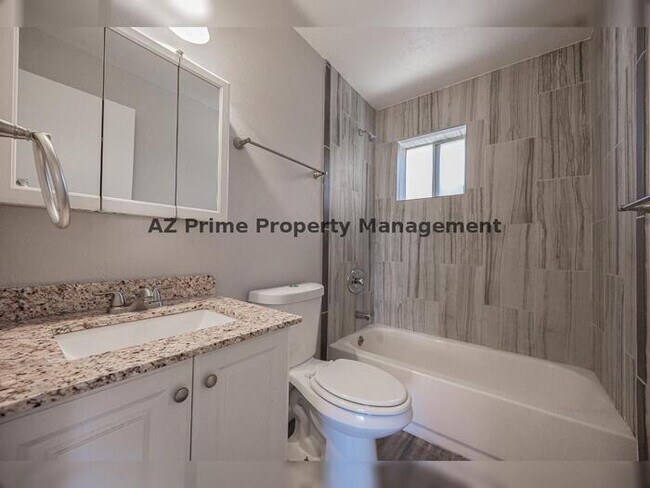 Building Photo - 4704 S La Rosa Dr