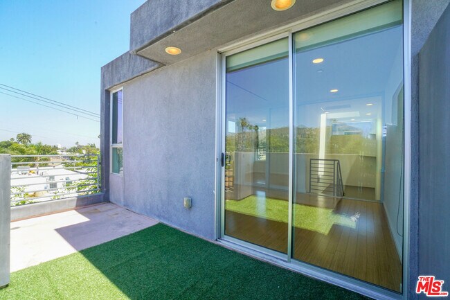 Building Photo - 1220 N Orange Grove Ave