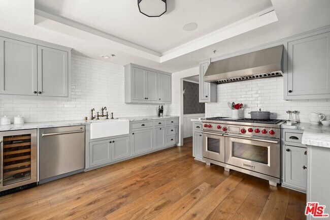 Building Photo - 410 S Barrington Ave