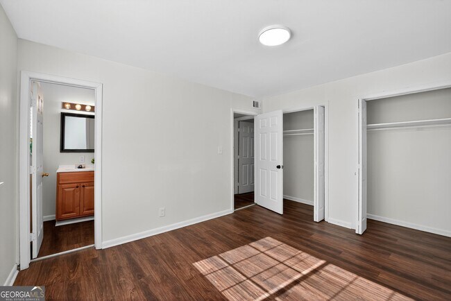 Building Photo - 2516 Peachwood Cir NE