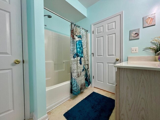 Building Photo - ADORABLE 2 BR, 2 BA CONDO - FURNISHED OR U...