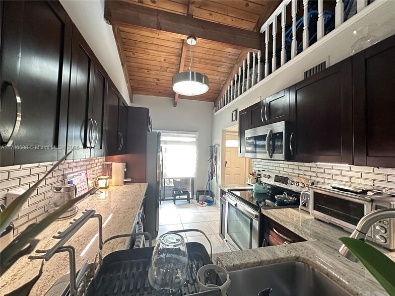 Building Photo - 2312 SW 81st Ave