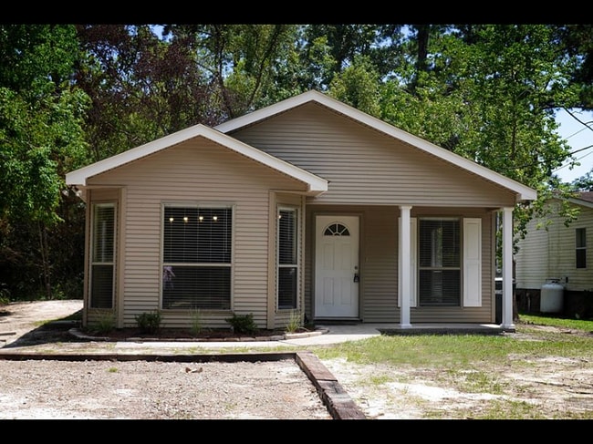 Building Photo - 138 Poe St