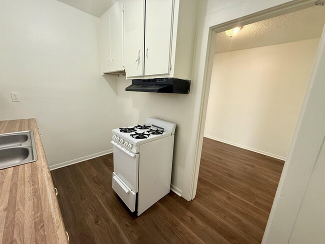 Building Photo - 611 Sunset Dr