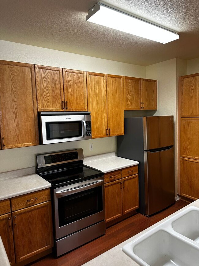 Building Photo - Move in Ready!!  3 Bedroom Condo - Cherry Grove - Aurora.....