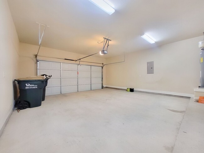 Building Photo - Gorgeous 3 BR/2.5 BA Single-Family Home in...