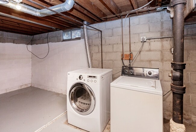 Building Photo - CHARMING! 2 Bedroom, 1 Bathroom Duplex in Des Moines!!