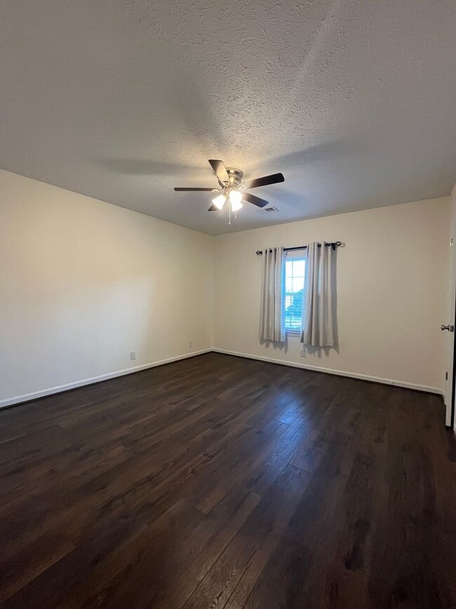 Building Photo - Recently Renovated Hendersonville Condo