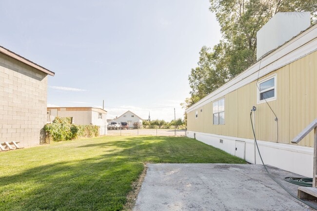 Building Photo - 206 N 4000 E