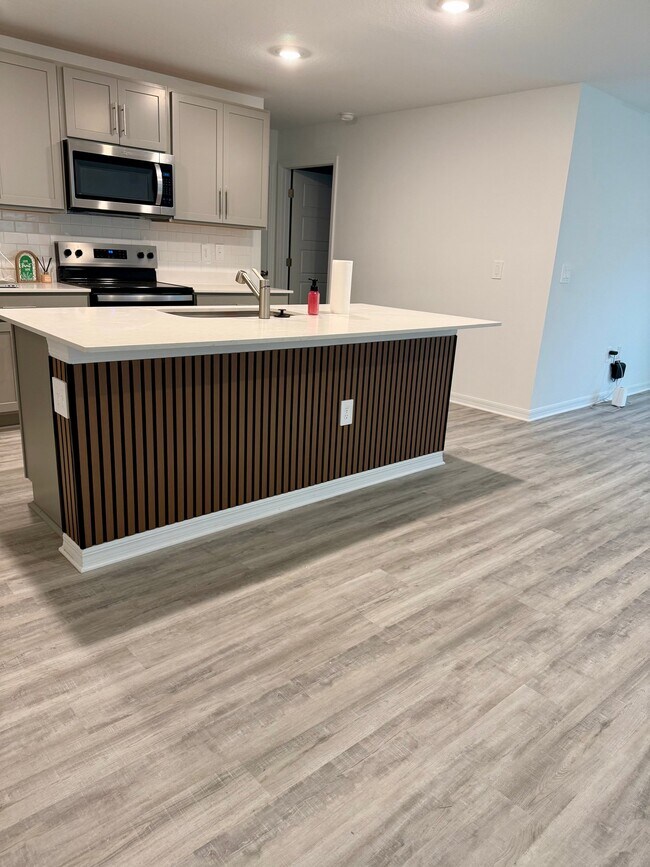 Building Photo - 4233 Foxway Dr