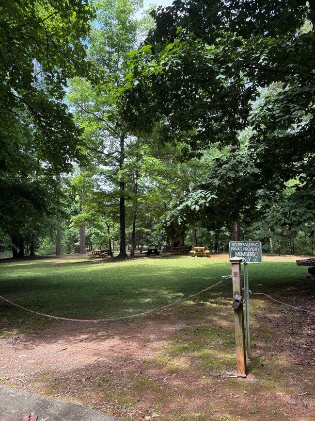 Building Photo - Large, private home in Rivercliff