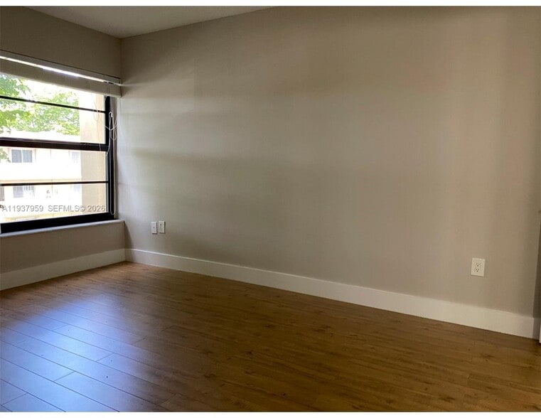 Building Photo - 10431 N Kendall Dr