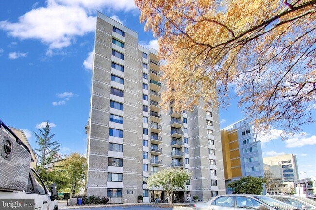 Building Photo - 4 Monroe St