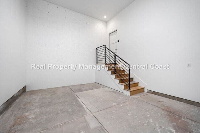 Building Photo - AVAILABLE JULY - Executive Townhome in Avi...