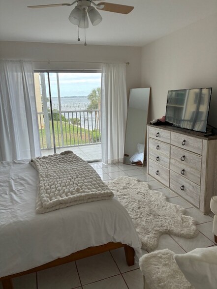 Building Photo - 100 Waterway Dr S