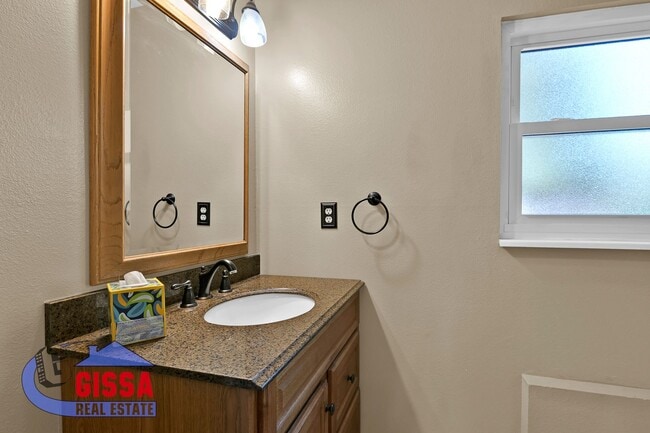 Building Photo - Beautiful home with 3 bedrooms, 2 bathroom...