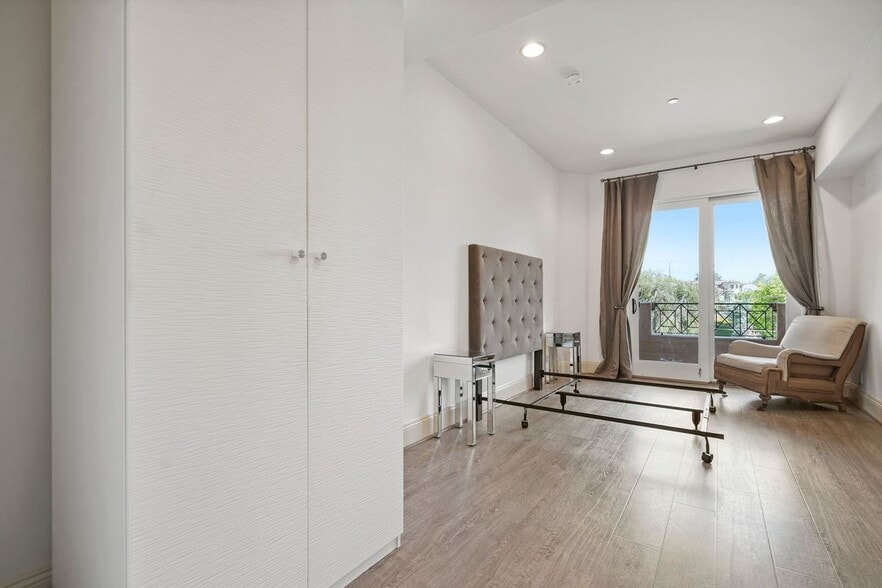 Building Photo - 16123 Sunset Blvd