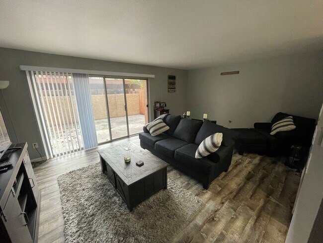 Building Photo - Amazing 1 Bedroom Huntington Beach Condo in Gated Community