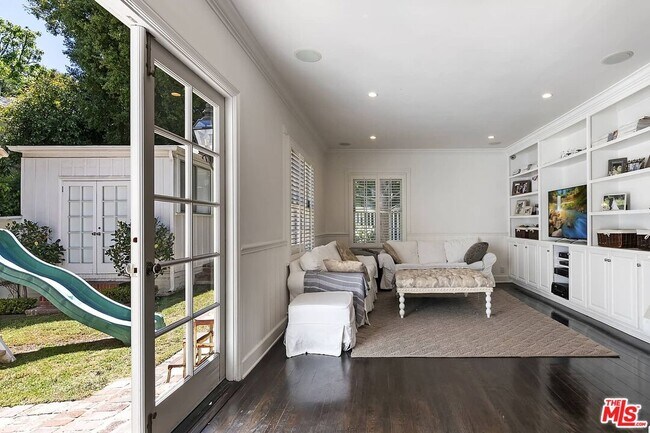 Building Photo - 111 S Glenroy Ave