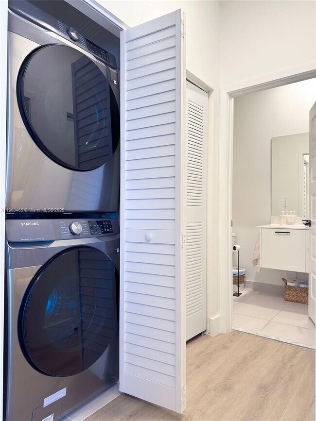 Building Photo - 8005 NW 104th Ave