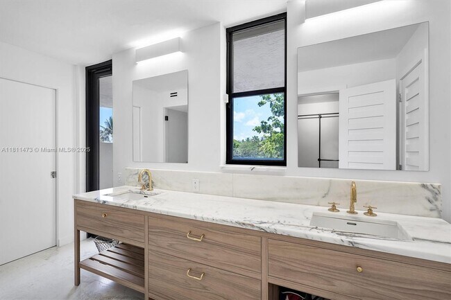Building Photo - 2575 S Bayshore Dr